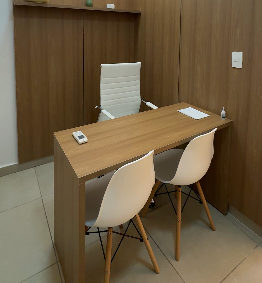 Consultório da Clínica Amavia com mesa e cadeiras