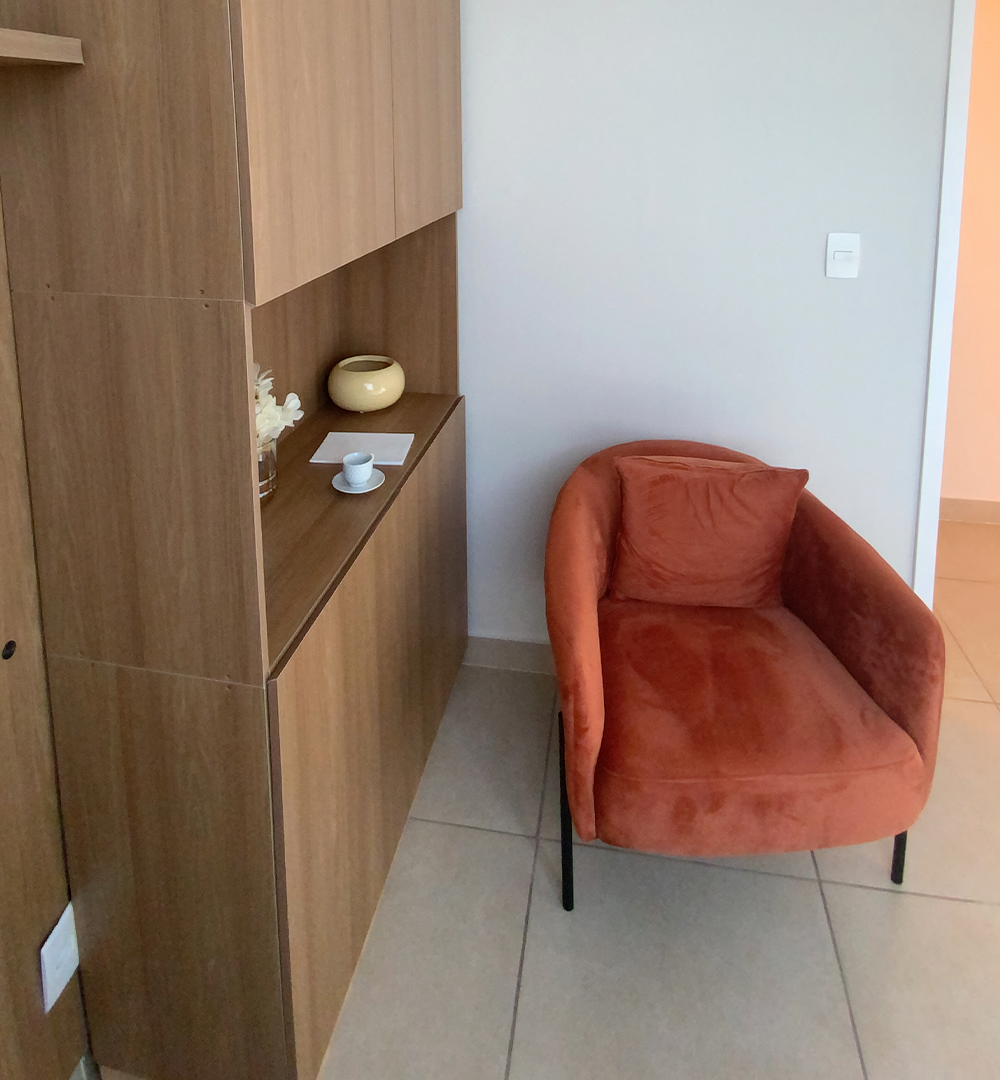 Recepção com poltrona terracota